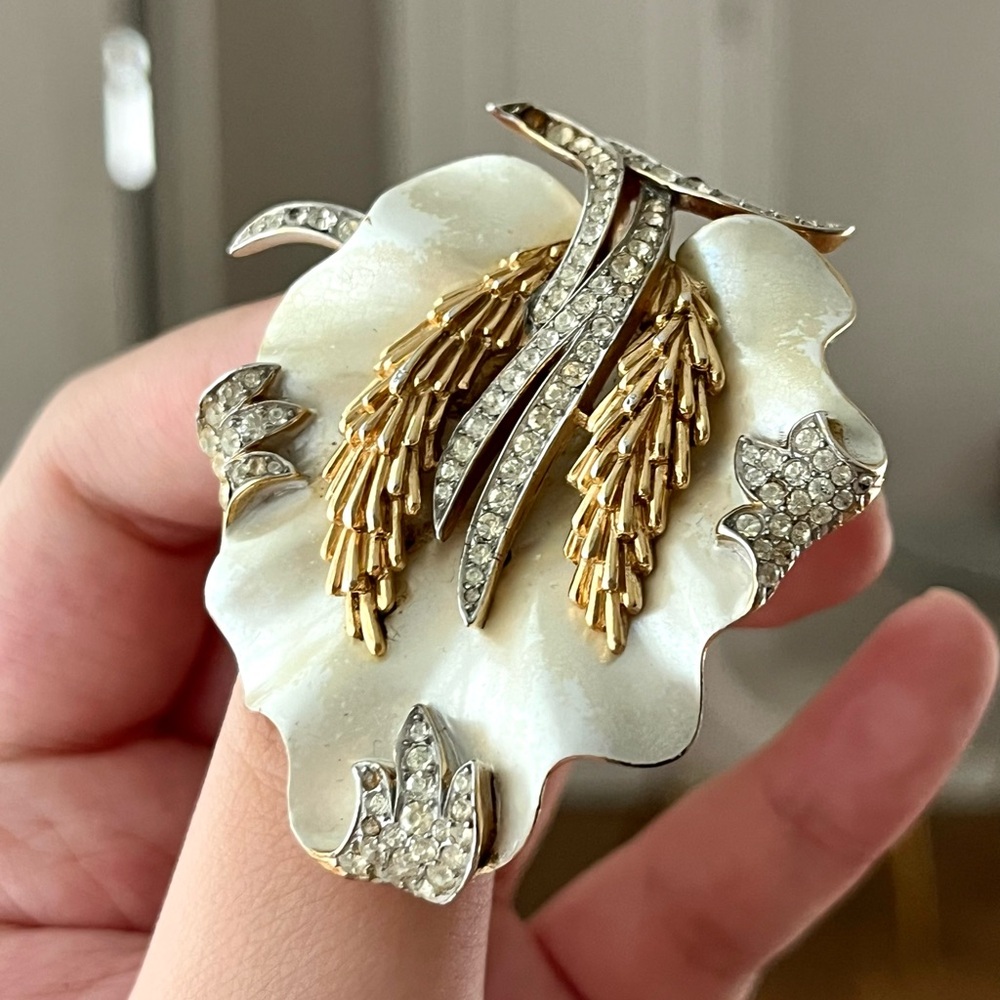 Vintage Trifari Crown 50s Under The Sea Coral Reef Mother of Pearl Gold Brooch - Picture 8 of 14